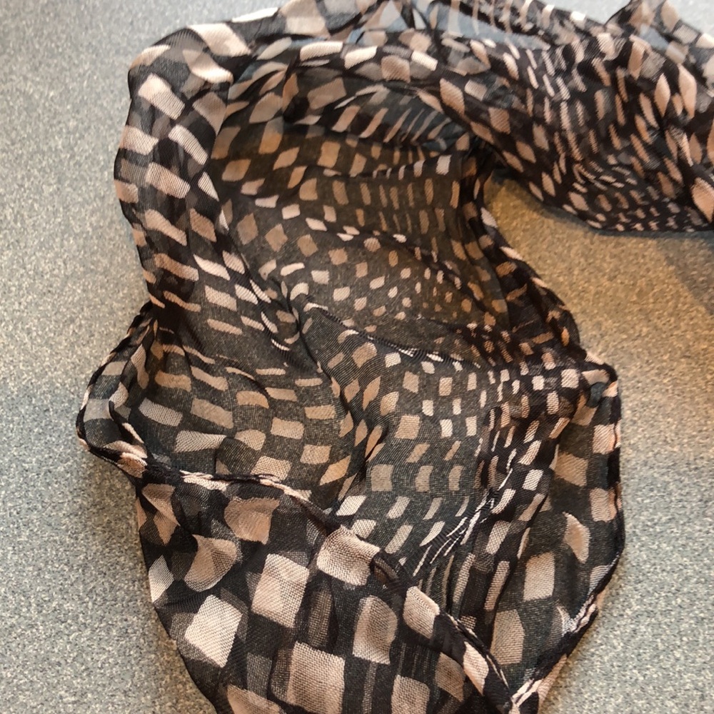 Checkered Pattern Scarf - Picture 6 of 6